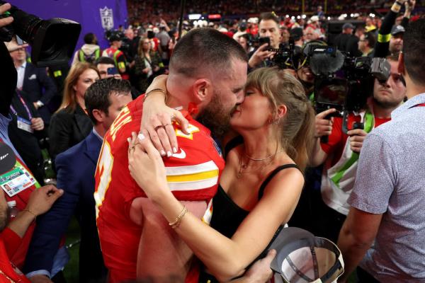Travis Kelce's Q Score rose highly among casual fans this season as a result of his relatio<em></em>nship with world-renowned singer Taylor Swift.