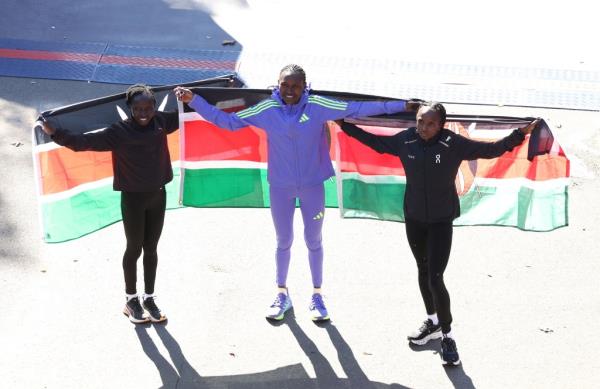 Chepkirui posing with second place runner Hellen Obiri (right) and third place finisher Vivian Cheruiyot (left) after the race.