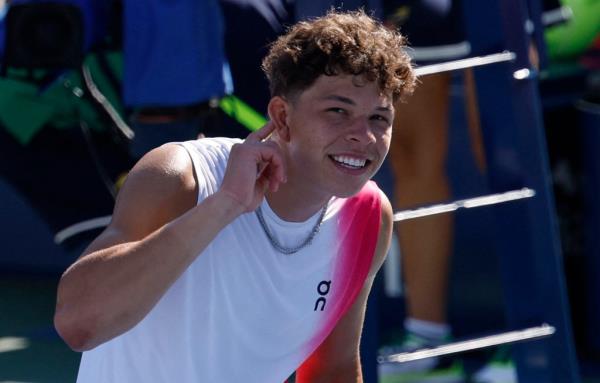 Ben Shelton gestures to the crowd after his third round win at the U.S. Open.