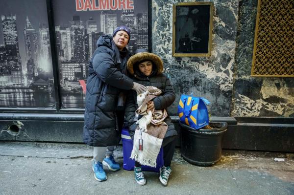 Migrants working as food sellers</p>

<p>　　Venezuelan women
