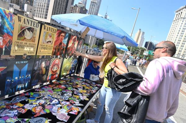 The rising illegal vendors on the Brooklyn Bridge has exploded on the bridge since the city moved cyclists to a protected lane on the roadway two years ago.</p>

<p>　　