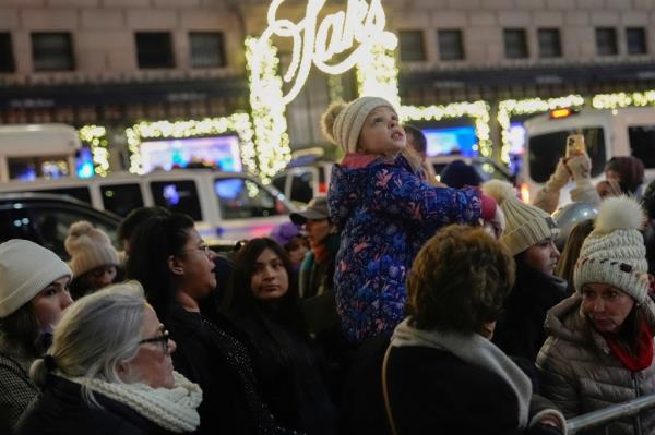 Tourists bundled up to witness the ico<em></em>nic moment with their own eyes. 