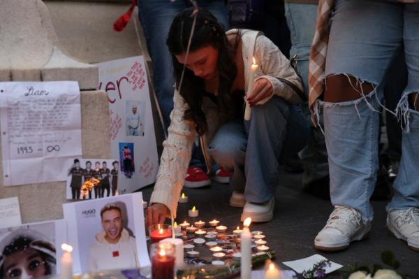 Mourning fans brought flowers, candles, photos and letters to ho<em></em>nor the famous singer. 