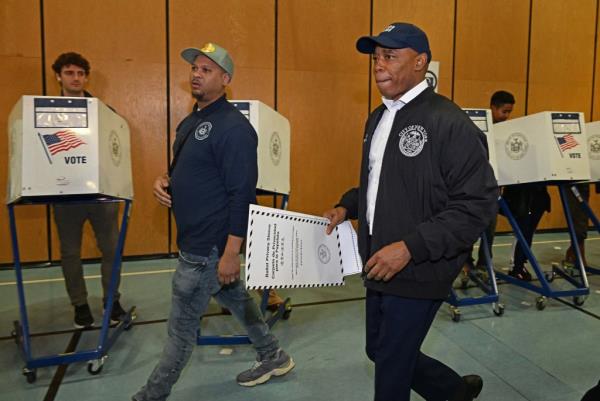 Hizzo<em></em>ner was questio<em></em>ned by reporters on his ballot choice as he stormed into Public School 81 in Bedford-Stuyvesant.