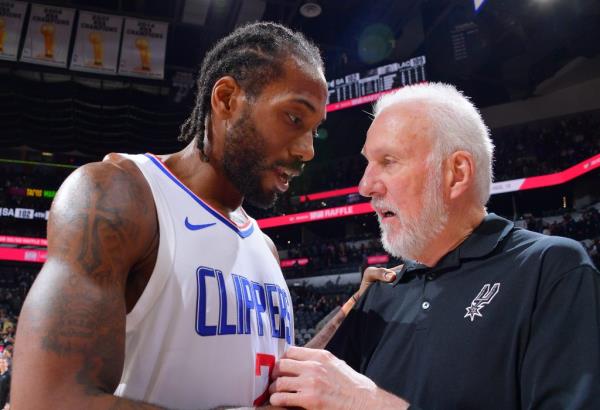Gregg Popovich talks to Kawhi Leo<em></em>nard after the Clippers beat the Spurs.