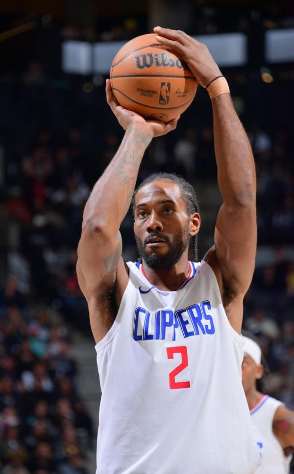 Kawhi Leo<em></em>nard shoots a free throw against the Spurs.