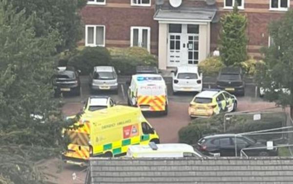 Horrified residents heard blood-curdling screams for help as a family were knifed in a 'targeted' triple stabbing in Salford by three men in balaclavas on Friday afternoon (August 19). Emergency services flooded the scene on Velour Close at around 2.30pm wher<em></em>e a woman and two men were found to have sustained stab wounds. Moments before, witnesses reported hearing a 'commotion' in a nearby apartment before seeing three masked individuals fleeing the scene in a car.