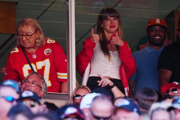Travis Kelce gave some details on what his relatio<em></em>nship with Taylor Swift has been like.