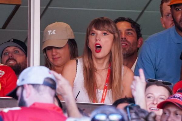 Taylor Swift in Travis Kelce's box during the Chiefs' win over the Bears.