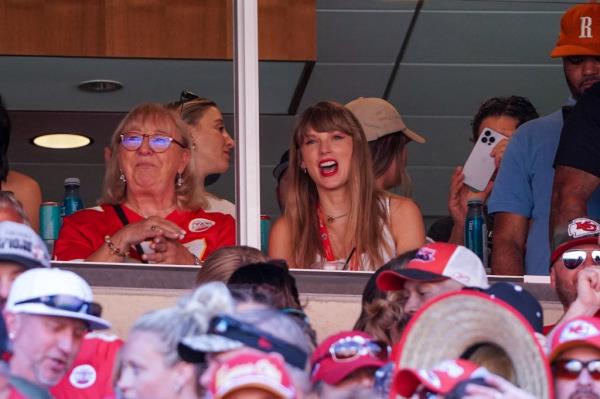 Taylor Swift with Travis Kelce's mon, Donna.