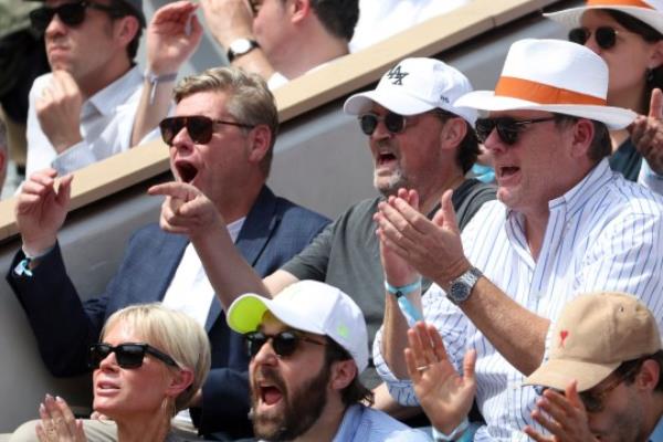 Matthew Perry wathcing tennis with friends.