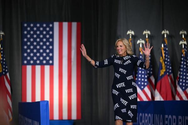 Her knee length black dress was repeatedly emblazo<em></em>ned with the word 