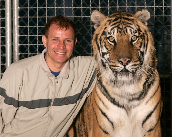 Tabayara Maluenda alo<em></em>ngside one of the tigers he performed with