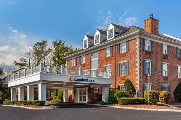 Comfort Inn hotel at 850 Hingham St, Massachusetts