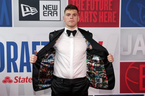 UConn's Do<em></em>novan Clingan is headed to Portland.