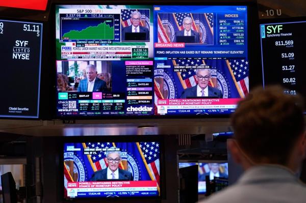 Traders watch Fed Chair Jerome Powell on TV.