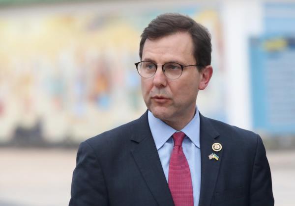 Member of the US House of Representatives from the Republican Party Thomas Kean speaks during a press co<em></em>nference on Mykhailivska Square, Kyiv.