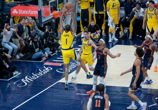 Pacers fiorward Obi Toppin dunks against the Knicks during Game 4 on Sunday.