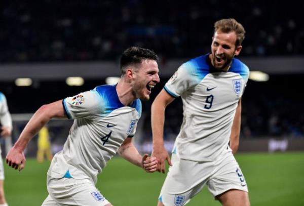 Declan Rice of England (l) celebrates with Harry Kane after