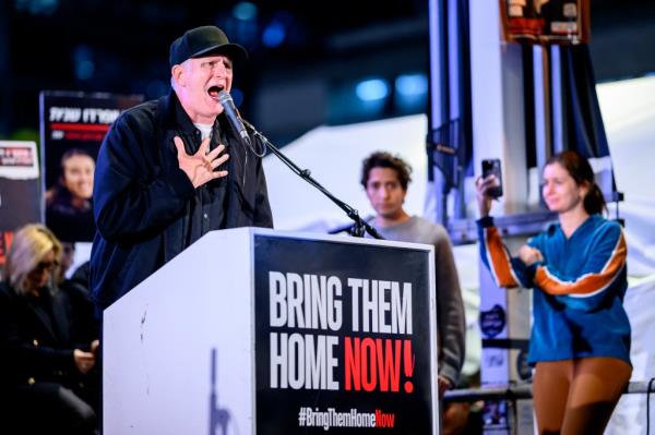 Michael Rapaport speaking to a crowd outside the IDF headquarters in Tel Aviv, demanding the return of hostages held in Gaza