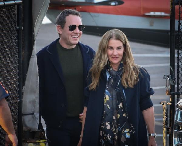 Melinda Gates arrives to New York by private helicopter holding hands with her new boyfriend Philip Vaughn