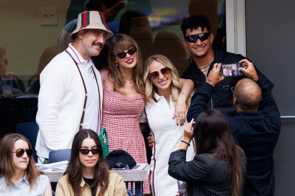 Taylor Swift and Travis Kelce, Patrick Mahomes and Brittany Mahomes watch the match of Jannik Sinner and Taylor Fritz during their Menas Champio<em></em>nship match at the 2024 US Open.