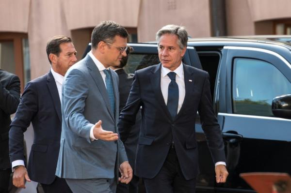 Ukraine's Foreign Minister Dmytro Kuleba speaks with US Secretary of State Antony Bl<em></em>inken during his visit.