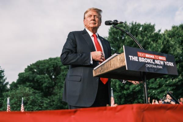 Supporters attend a campaign rally for former US president Do<em></em>nald Trump in Cortona Park in the Bronx.</p>

<p>　　