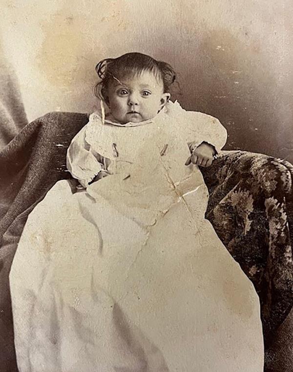 A baby in what appears to be a Christening gown is one of the oldest looking</p>

<p>　　photos in the batch of rescued artifacts.