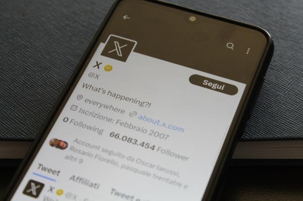 Twitter is transitio<em></em>ning from its bird logo to a new brand ba<em></em>sed on the letter X. 