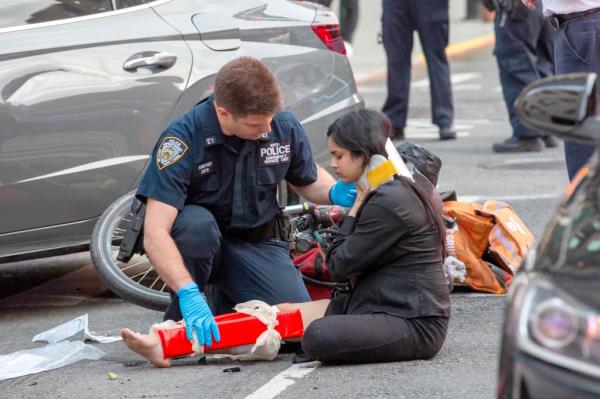 First respo<em></em>nders assisting a victim of the car crash.