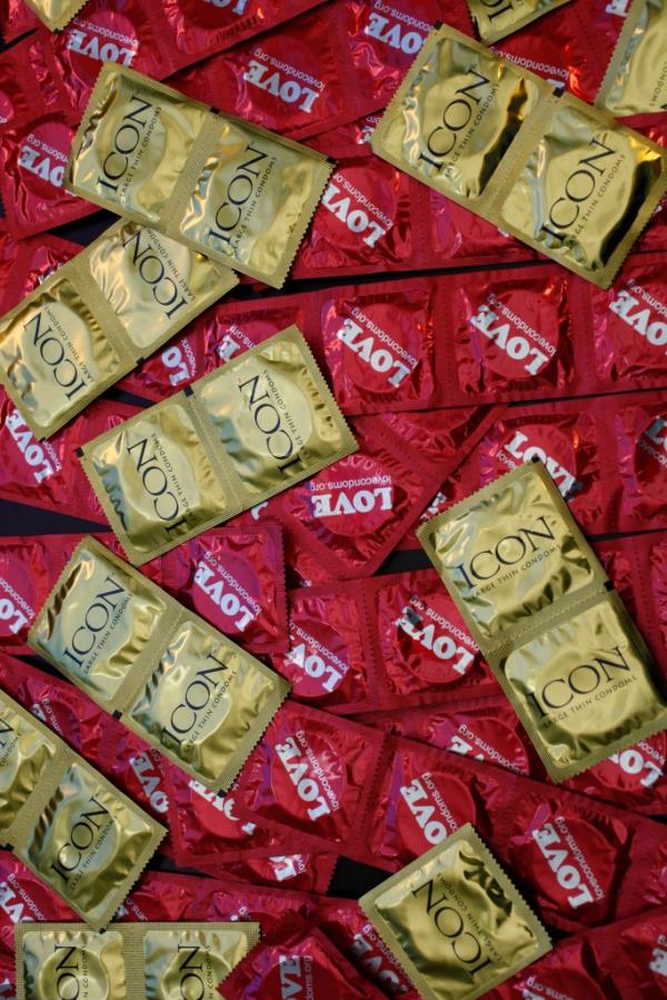 Red and gold wrapped co<em></em>ndoms in a pile. 