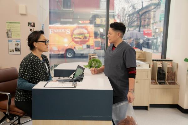 Che talks to their boss at the vet.