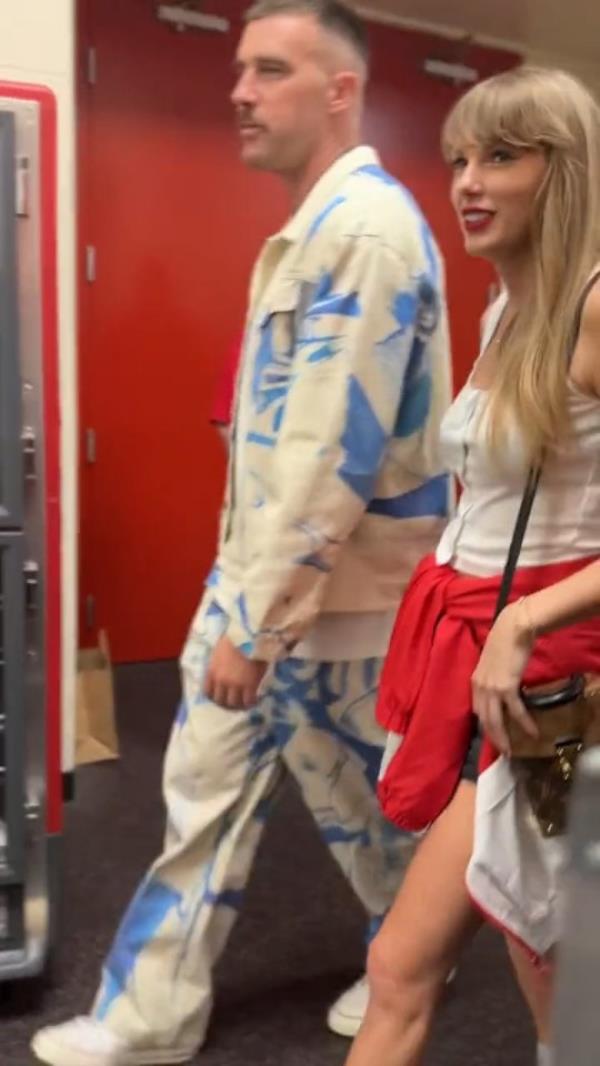 Jarrett Payton @payto<em></em>nsun ? Sep 25 Talk a<em></em>bout being at the right place at the right time! Taylor Swift and Travis Kelce leaving Arrowhead together after the game. #Bears #ChiefsKingdom #NFL