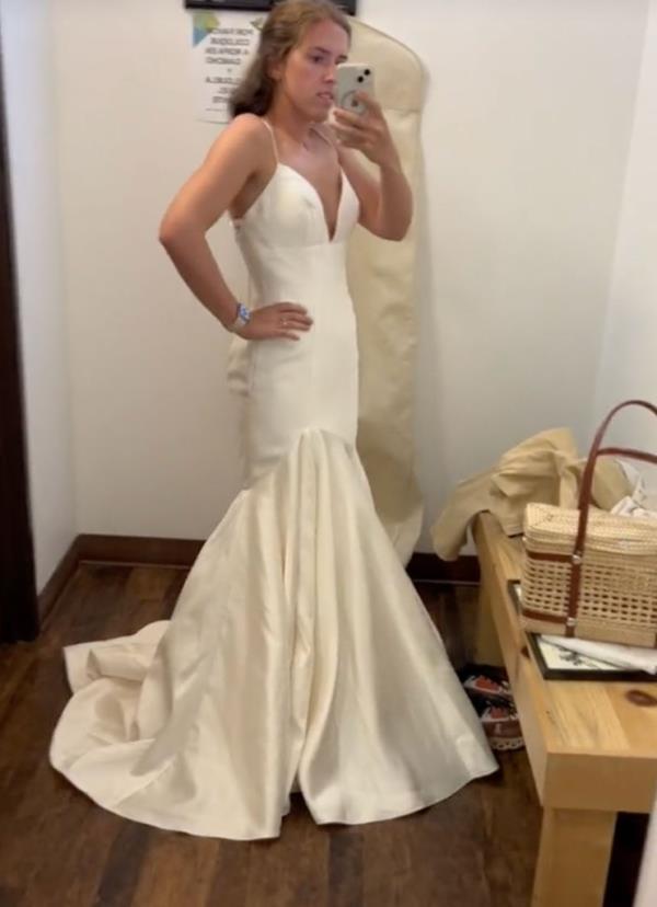 Olivia, who goes by @tinneyo on TikTok, found a $3,000 wedding gown at a local thrift shop for $20.