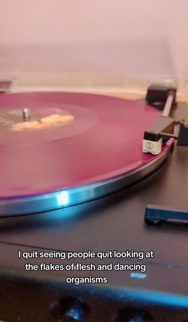 A Taylor Swift fan in Staffordshire got a creepy surprise when she tried to play her brand new, orchid-coloured vinyl copy of Taylor Swift's Speak Now.</p>

<p>　　