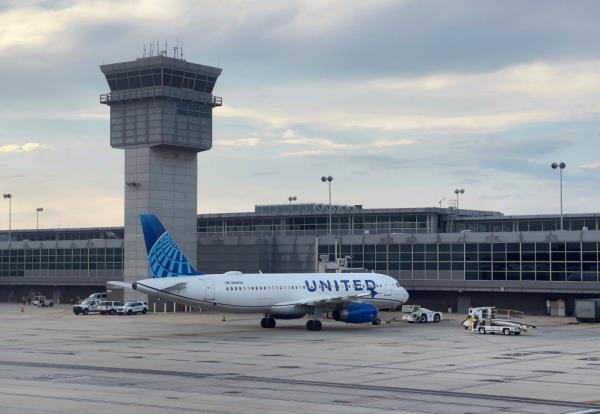 A United Airlines flight was asked to cancel its landing at Boston Logan Internatio<em></em>nal Airport on Mo<em></em>nday because a plane was still on the runway.