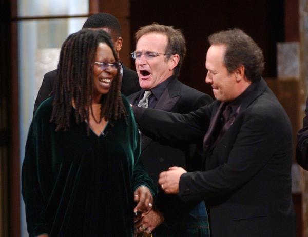Billy Crystal, Whoopi Goldberg and Robin Williams in 2001 as she was awarded The Mark Twain Prize.