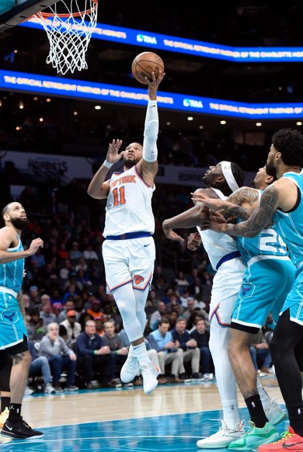 Jalen Brunson scores during the Knicks' win over the Hornets on Jan. 29, 2024. 