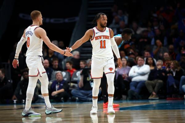 Jalen Brunson (R.) high-fives Do<em></em>nte DiVincenzo during the Knicks' win over the Hornets on Jan. 29, 2024. 