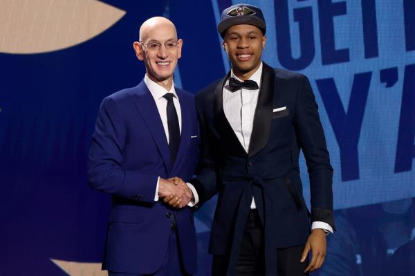 Jordan Hawkins poses with NBA commissio<em></em>ner Adam Silver at the 2023 NBA Draft on June 22, 2023.