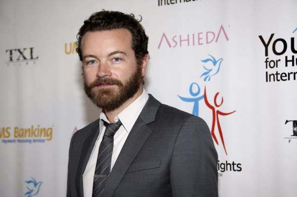 Danny Masterson in a suit and tie.