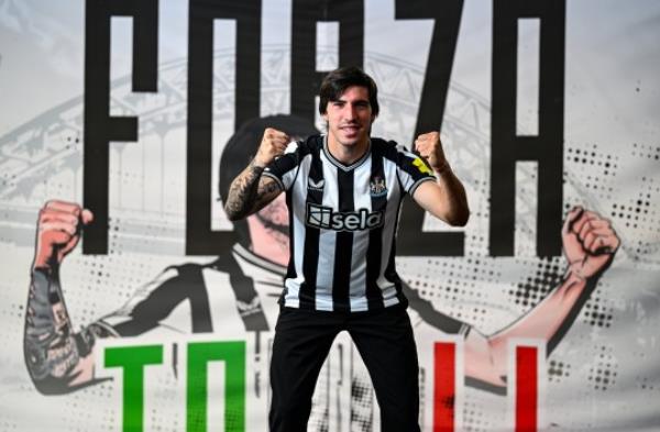 Newcastle United unveil Sandro Tonali