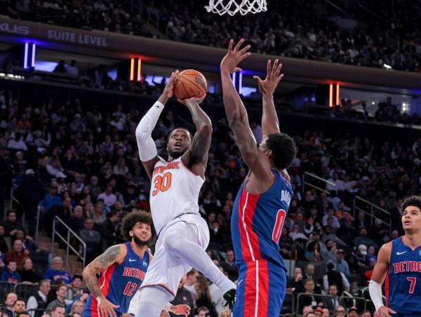 Knicks forward Julius Randle #30 puts up a shot as Detroit Pistons center Jalen Duren #0 defends