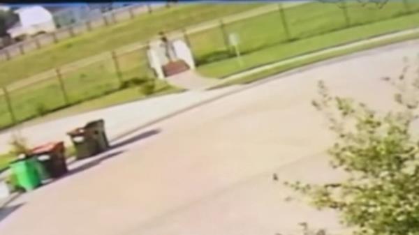 A suspect is seen abando<em></em>ning a baby.