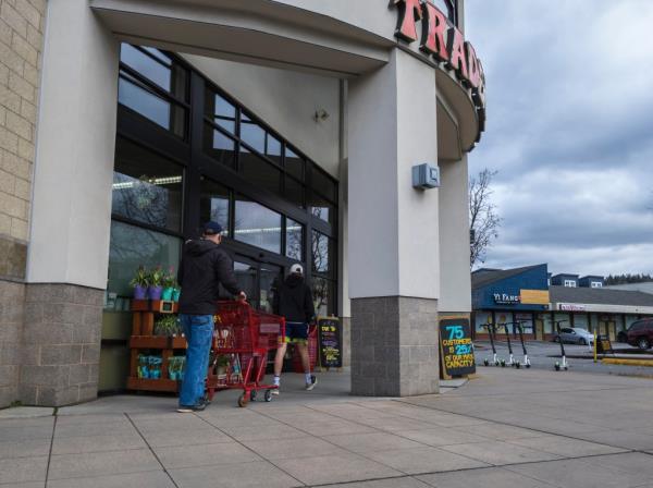 Police recommend shoppers stay close to their grocery carts to make sure none of their perso<em></em>nal items are stolen.