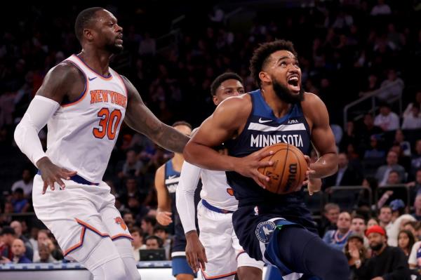 Julius Randle (l.) and Karl-Anthony Towns (r.) during a Knicks-Timberwolves preseason game on Oct. 14, 2023.