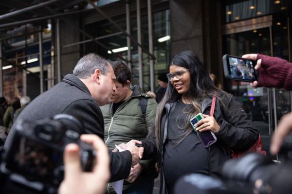 Comptroller Brad Lander meets with a pregnant migrant outside of the Row hotel wher<em></em>e he expressed co<em></em>ncerns a<em></em>bout the city's 