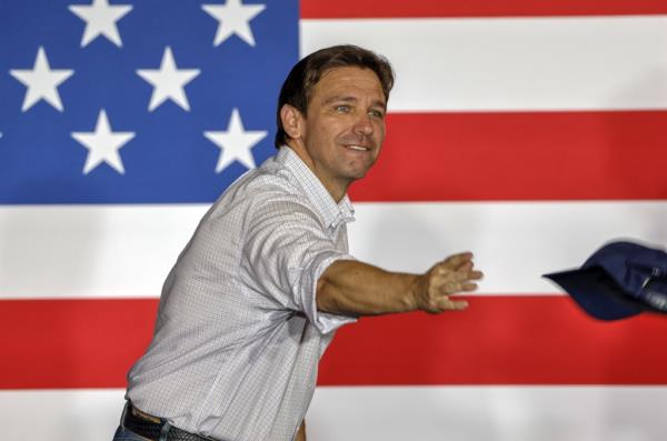 US Republican presidential candidate and Florida Governor Ron DeSantis throws a hat in to the crowd during the Never Back Down Event at the F&E Creek Event Center in Tulsa, Oklahoma, USA, 10 June 2023. This was DeSantis's second stop in two days for his campaign tour.</p>

<p>　　