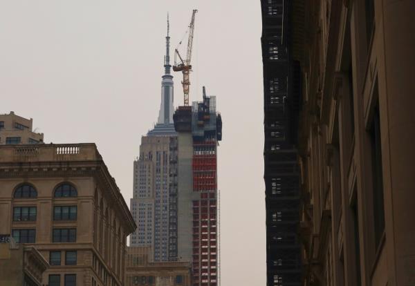 New Yorkers are upset that a 54-story residential building currently under co<em></em>nstruction at 262 Fifth Avenue has blocked views of the Empire State Building.